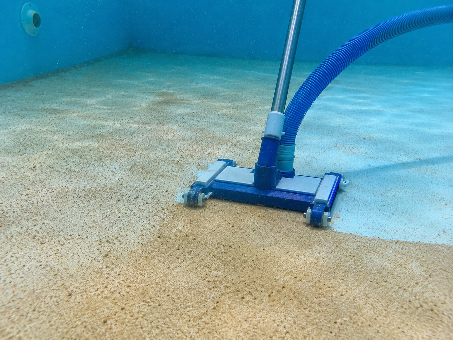 Mantenimiento de limpiar piscina después de calima
