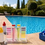 Medición del agua para corregir cloro alto en una piscina