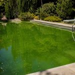 Piscina con agua en proceso de aclarado mediante filtración