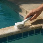 quitar el sarro de una piscina sin vaciarla